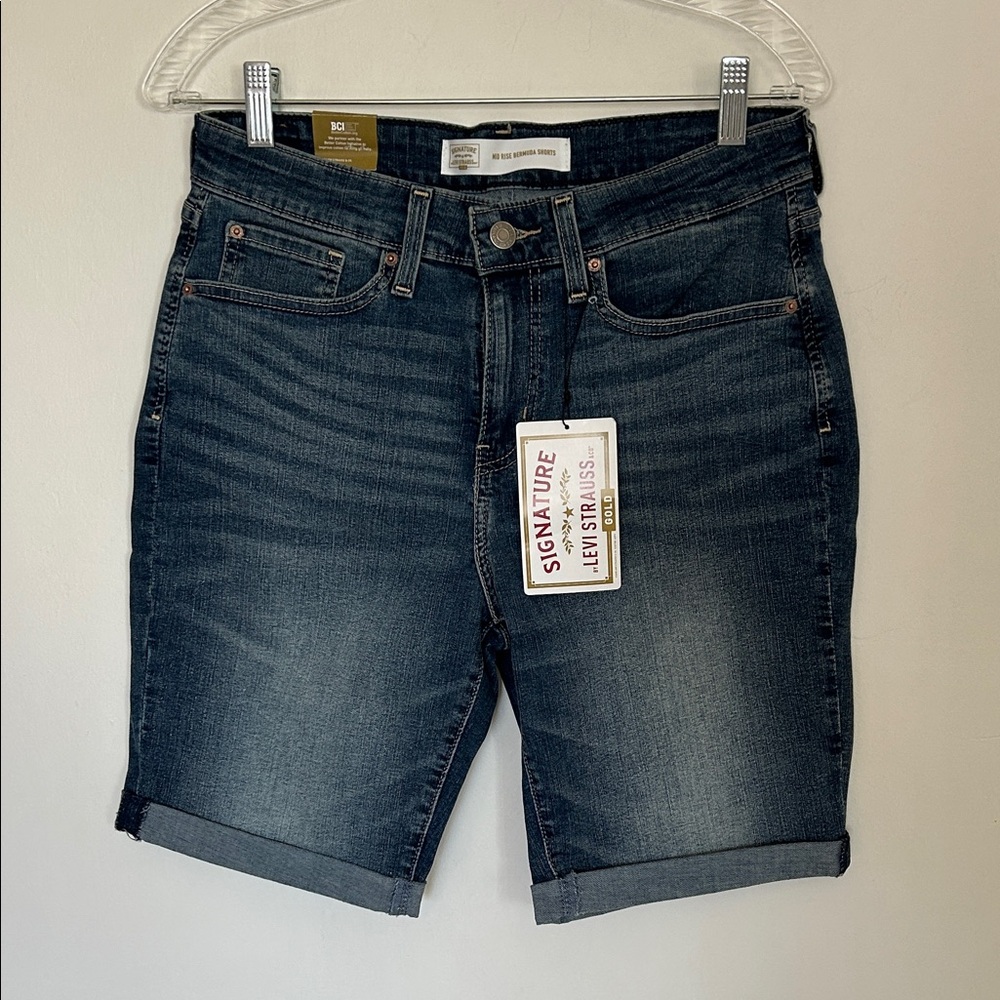 NWT Levi’s Women’s Mid Rise 9” Bermuda Shorts